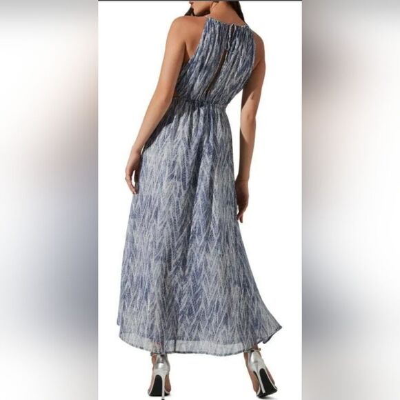 ASTR MID CUTOUT SLEEVELESS MAXI DRESS NWT size Medium Blue and White - Picture 2 of 6